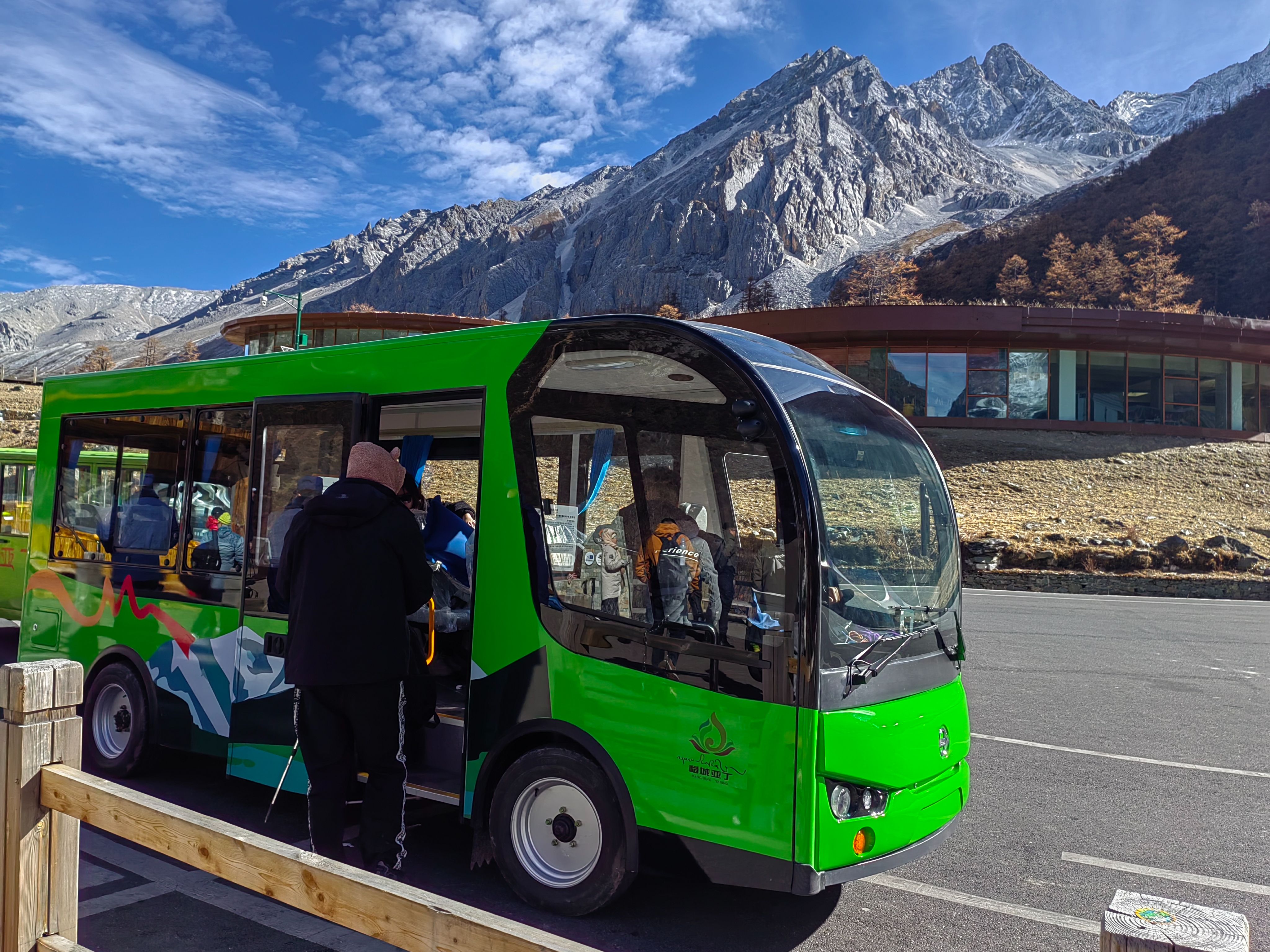 Large Space Luxurious Electric Mini Bus 153.6V70kwh Long Endurance