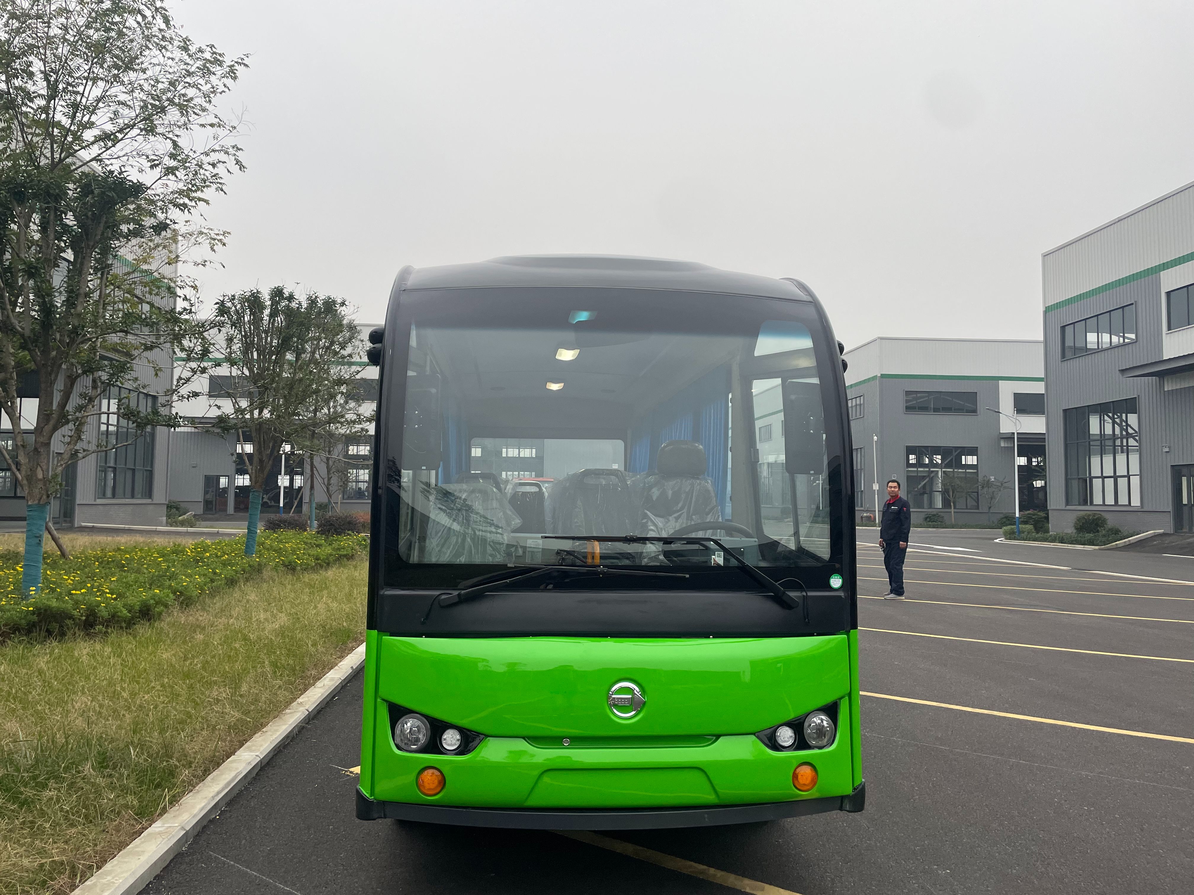 Large Space Luxurious Electric Mini Bus 153.6V70kwh Long Endurance